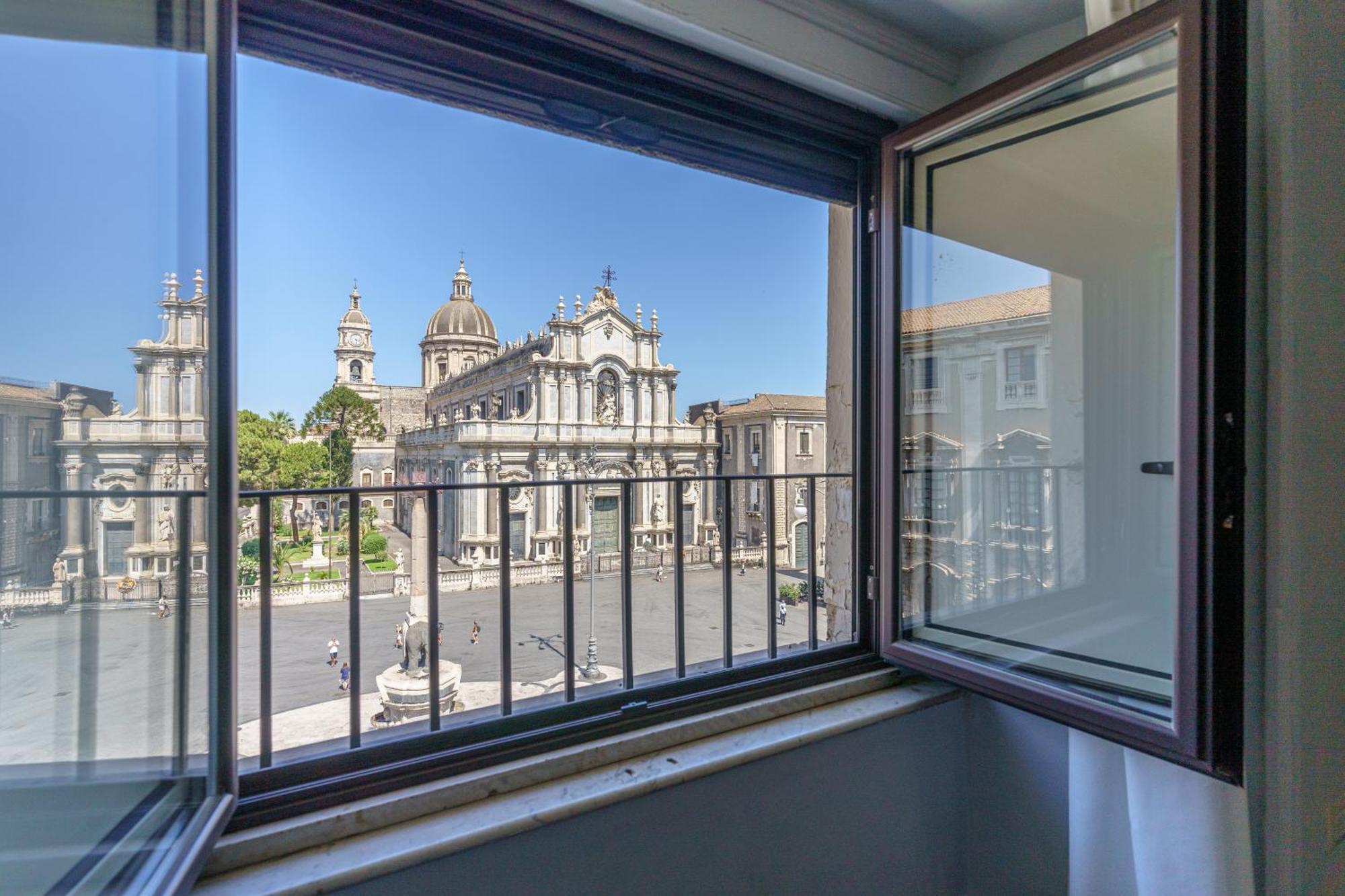 カターニア La Finestra Sul Duomo Bed & Breakfast エクステリア 写真